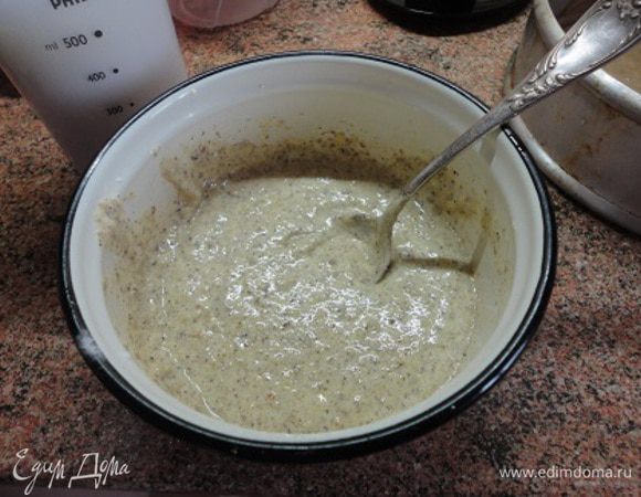 Включить духовку для нагрева до 175 градусов.
Желтки взбить с сахаром и смешать с орехами и разрыхлителем.
