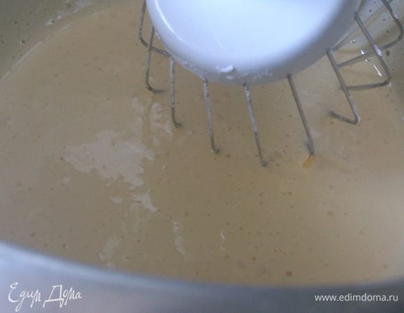Яйца взбить с сахарной пудрой до пышной белой массы.