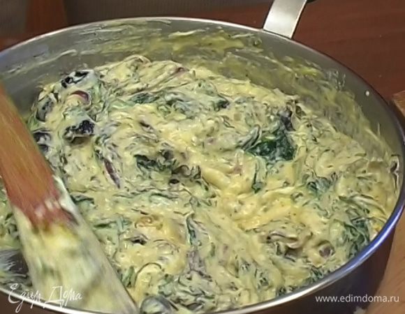 Творог перемешать с яйцами, затем добавить шпинат, щавель, лук, зелень, натертый сыр и оливки, посолить, поперчить и еще раз все перемешать.