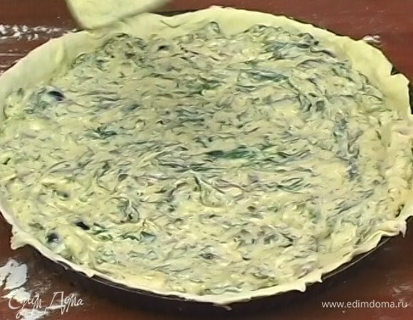 Равномерно разложить начинку, из краев теста сделать бортик.