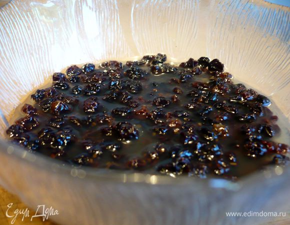 Для начала помоем горячей водой изюм и зальем его апельсиновым соком. Творог откинем на мелкое сито и дадим лишней жидкости стечь.