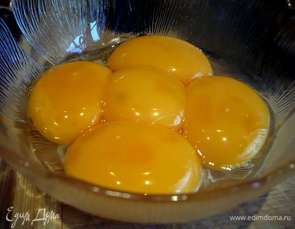 Желтки отделим от белков.