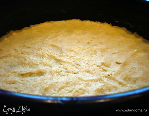 Приготовим тесто. Масло из холодильника нарежем и смешаем с остальными ингредиентами для теста, смажем форму диаметром 26 см сливочным маслом и выложим дно формы тестом. Поставим форму в холодильник.  