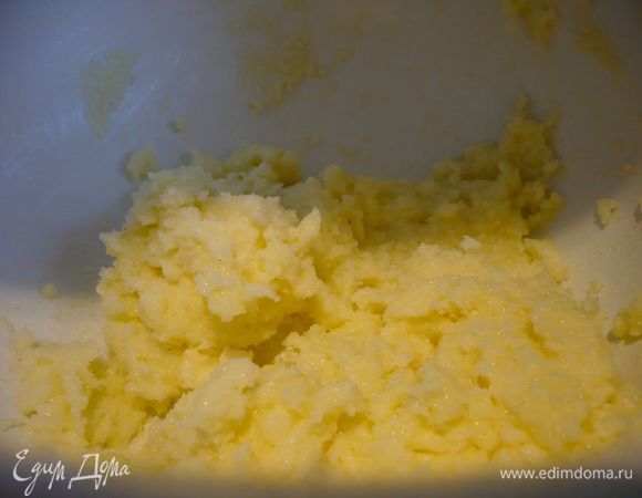 Духовку разогреваем до 175 градусов. Сливочное масло для заливки взобьем с сахаром (я использую ванильный сахар, просто, руководствуясь известным способом, кладу палочку ванили в банку с сахаром).