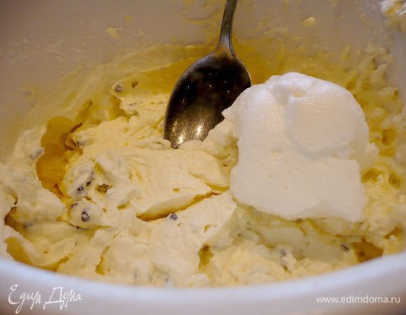 Белки взобьем со щепоткой соли и постепенно введем в творожную массу. Перемешаем заворачивающими движениями до однородности. Достанем форму с тестом из холодильника.