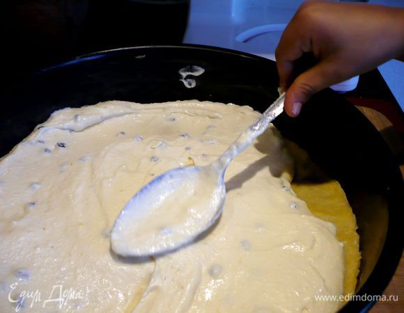 Выложим на тесто половину заливки. 