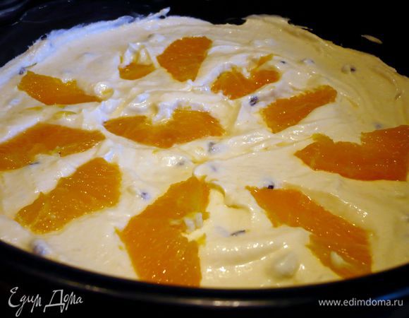 Затем, промокая каждую дольку апельсина бумажным полотенцем, выложим их на заливку. Сверху — остальная заливка. Ставим в духовку на полтора часа. За последние 15 минут до окончания выпечки прикроем форму бумагой для выпечки.