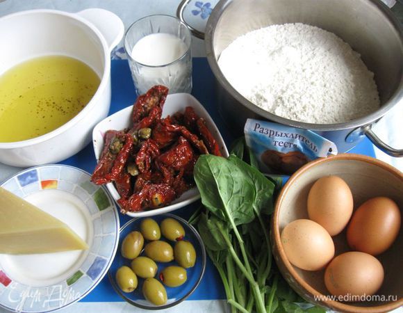 Приготовить все необходимое. Вяленые помидоры откинуть на дуршлаг, дать стечь маслу. Это масло использовать для кекса, добавив до нужной нормы еще оливковое масло. Шпинат помыть, откинуть на дуршлаг. 