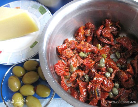 Помидоры (чистый вес без масла 190 г) порезать. Добавить к ним каперсы.