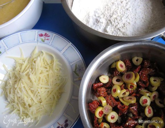 Сыр натереть на крупной терке. Муку просеять вместе с разрыхлителем, солью и перцем.