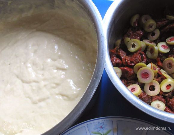 Смешать  в отдельной миске яйца, масло и молоко. Взбить  венчиком до объединения. Соединить жидкую часть (яйца, молоко, масло)  и сухую (муку с разрыхлителем). Перемешать венчиком.