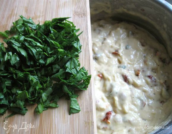 Добавить в тесто сыр, томаты, оливки, каперсы. Шпинат  порезать и добавить к смеси. Перемешать  аккуратно до соединения консистенций, но не слишком долго и усердно, чтобы кекс мог подняться в духовке.