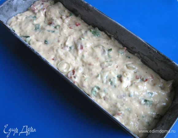 Разогреть  духовку до 180 градусов. Смазать форму  оливковым  маслом и слегка присыпать  мукой. Выложить  тесто в форму, разровнять. Выпекать  кекс в  духовке  примерно 45 минут. Вам может потребоваться чуть меньше или больше времени, после 30 минут нахождения кекса в духовке проверьте его, используя деревянную зубочистку или палочку. Кекс должен получиться румяным, запеченным, но не пересушенным.