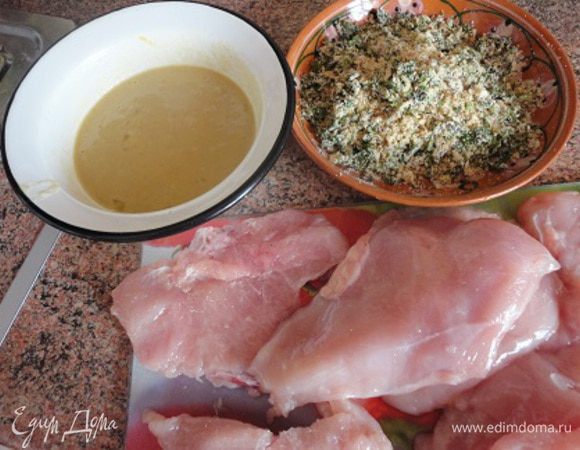 Разогреть духовку до 200 градусов. Приготовить смесь для панировки: в плоской тарелке смешать сухари, перец черный и красный и соль. В блендере измельчить грецкие орехи и петрушку и добавить в смесь для панировки.
В отдельной тарелке взбейте яйцо с горчицей.
