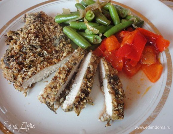 Форму для запекания смазать растительным маслом.
Каждую отбивную обмакните сначала в яичную смесь, а затем в смесь для панировки и выложите в форму для запекания.
Запекать 15-20 минут. Отбивные должны получиться с золотистой хрустящей ореховой корочкой. Подавать с овощным гарниром.
