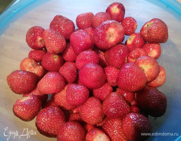 Клубнику очистить, сполоснуть водой и выложить на кухонное полотенце, для устранения лишней влаги.