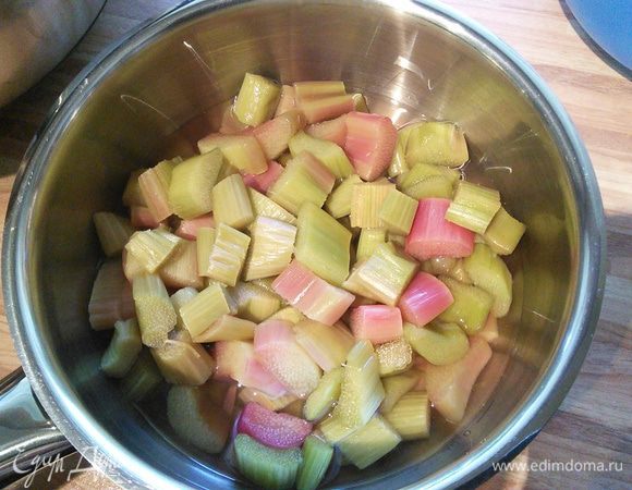 Ревень ( его я заморозили в сезон, он очищен и порезан).