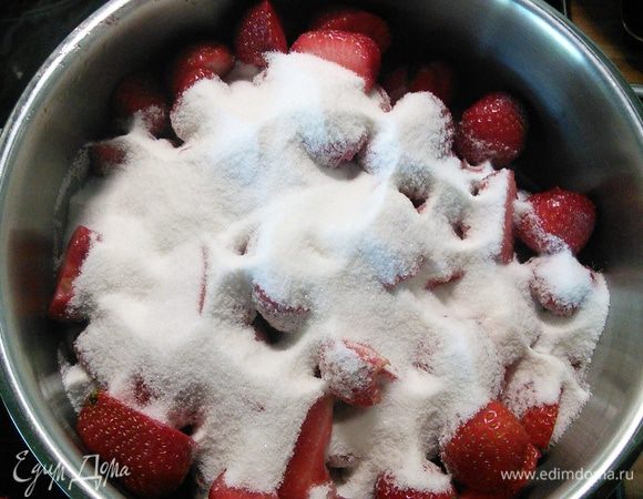 Клубнику засыпать сахаром и прокипятить на большом огне 3 мин, помешивайте, чтобы ничего не подгорело. 