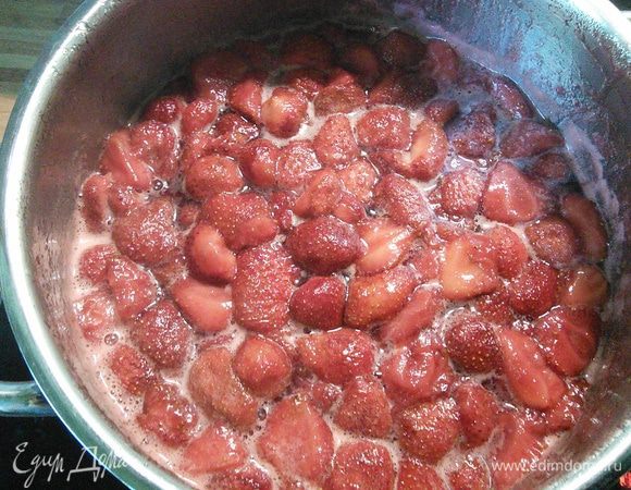 Снимайте образующуюся пенку.