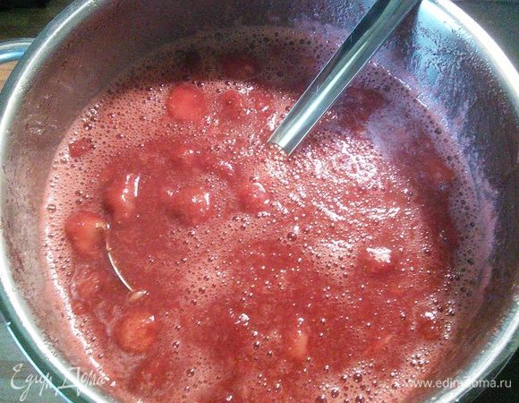 Я пробила клубнику погружным блендером, но неё в пюре, а оставила частично кусочками, люблю потом,  когда они попадаются. 