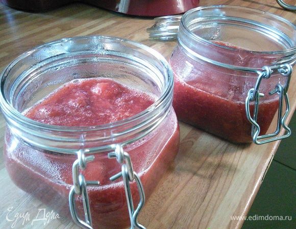 В простерилизованные банки выложите слой клубники, дайте ей минимум 35 мин. остыть и схватиться.