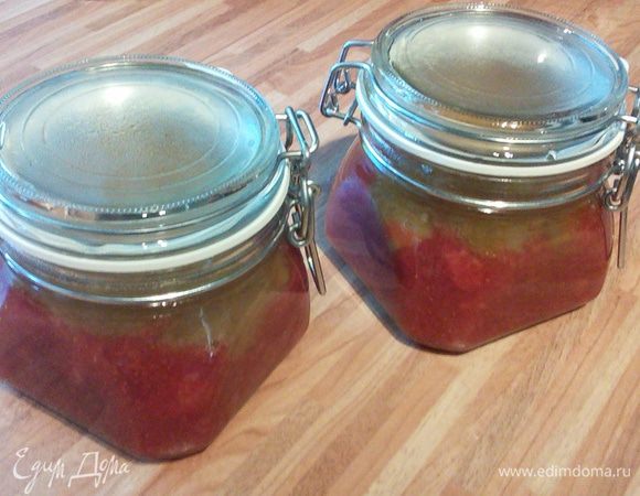 Затем аккуратно дополнить банки ревенем и закрыть. Процесс варки ревеня начните позже, учитывая период застывания клубники.
