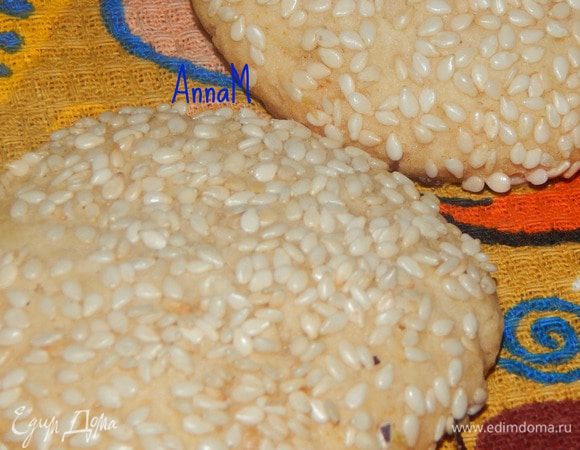 Подавать с кофе, горячим чаем..и просто так оно быстро куда-то исчезает)))
Теперь любимое печенье ♥
Приятного аппетита! Bil hana wal shifa! :)