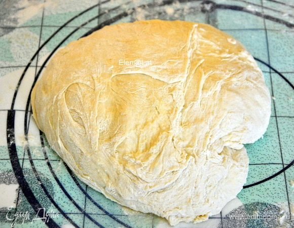 Очень хорошо в эти булочки использовать картофельное пюре оставшееся с ужина. На второй день его есть не хочется, но вот испечь с ним такие булочки  это объедение. Все ингредиенты для теста смешать, я делаю это в хлебопечке и оставить подниматься. Если хлебопечки у Вас нет, то смешайте все ингредиенты в миске и вымесите хорошо тесто. И также накрыв полотенцем оставьте для подъема.