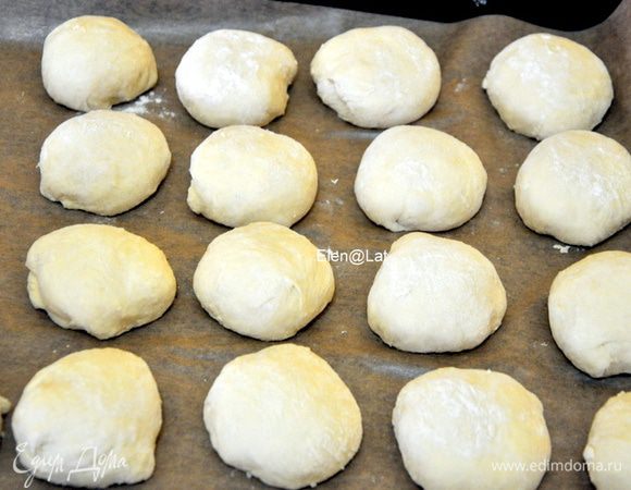 Затем формируем булочки. Я Люблю, когда булочки одинакового размера, для этого взвешиваю тесто и делю на равное количество. Каждая булочка у меня примерно 70 грамм. Итак, катаем шарики и выкладываем на противень, заранее застеленным пергаментом, близко друг к другу.

Булочки накрыть полотенцем и оставить для подъема, минут на 20.