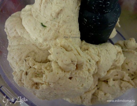 Разогреть духовку на 190 гр. 
Чеснок выдавить через пресс, базилик измельчить.
В миксере перемешиваем все ингредиенты для теста. Тесто получается очень мягкое и приятное. 
