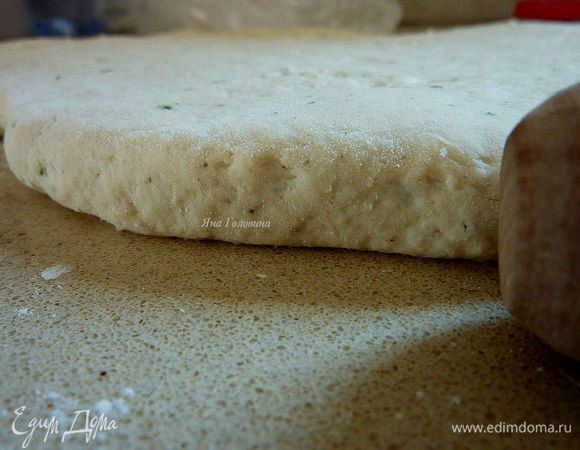 Раскатать тесто на слегка присыпанной мукой поверхности. Раскатывать толщиной в сантиметр.