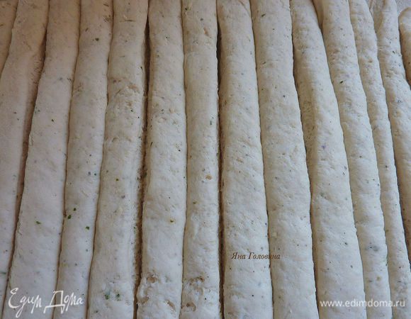 Разрезать на полоски, удобно это сделать роликом для пиццы, но можно и ножом. 