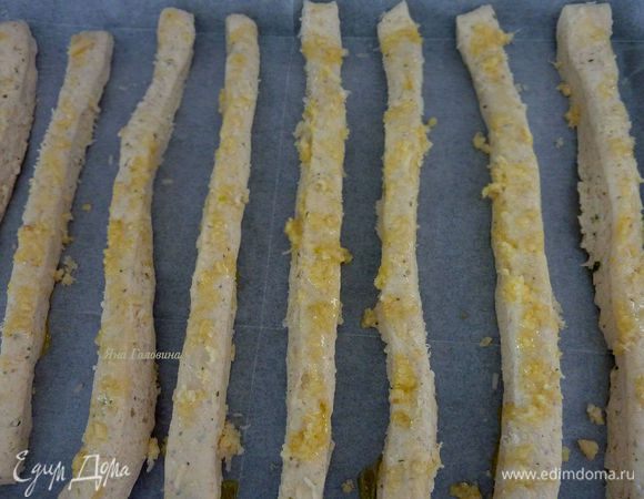 Разложить палочки на противень, покрытый бумагой. Запекать минут 20 до золотистой корочки. 
