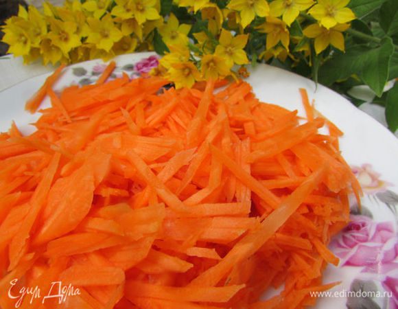 Морковь вымыть и почистить. Нарезать тонкой соломкой.