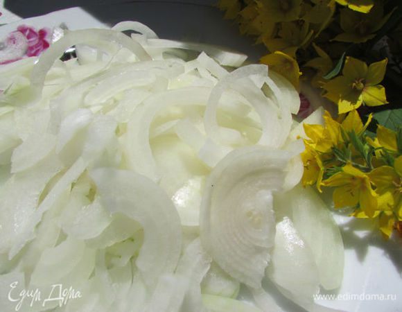 Лук почистить и мелко порезать (я режу полукольцами, так мне нравится).