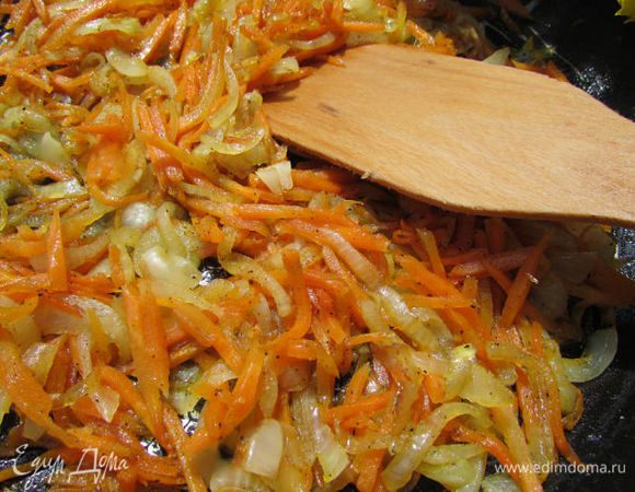 Морковь и лук обжарить в разогретом растительном масле, с добавлением соли и сахара. 