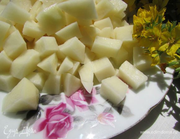 Картофель почистить и нарезать кубиками.