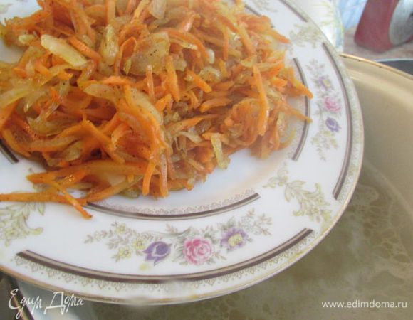 Затем добавить обжаренный лук с морковкой, дать снова супчику закипеть.