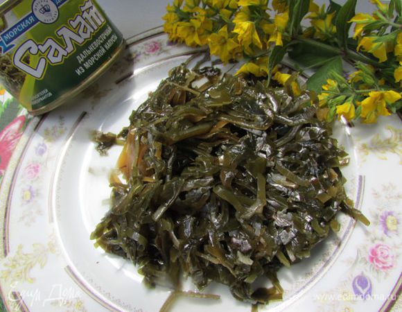 В конце приготовления добавить морскую капусту, предварительно слив с неё сок, лавровый лист, перец (я добавила еще прованских трав), проварить 1 минуту, выключить огонь, накрыть кастрюльку полотенцем и дать настояться. 