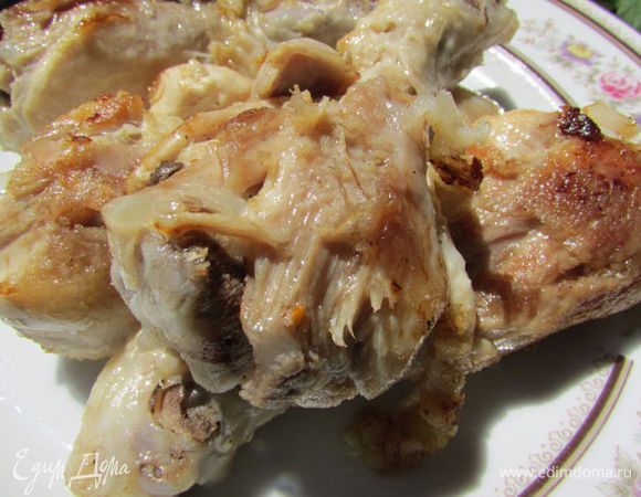 Этим временем обжарить кусочки варёной курицы (у меня голень).