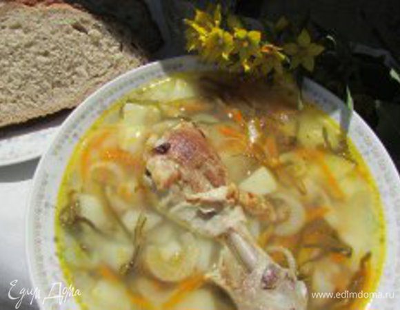 Разлить суп по тарелкам. В Каждую тарелку выложить кусочек жареной курицы.
Приятного аппетита!