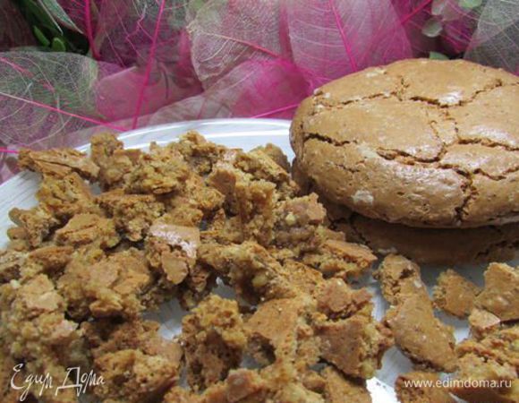 Разломайте миндальное печенье на маленькие кусочки.