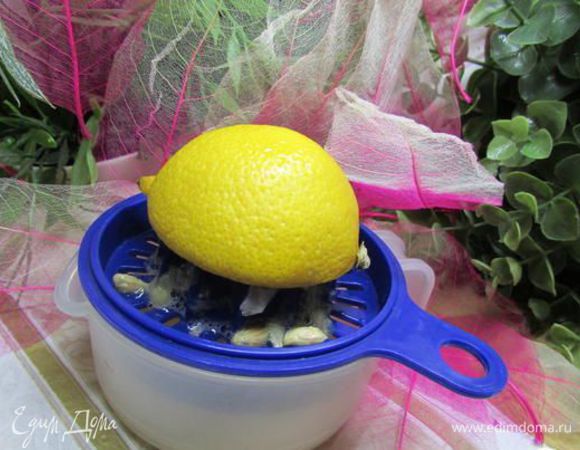 Выдавите сок с половины лимона.