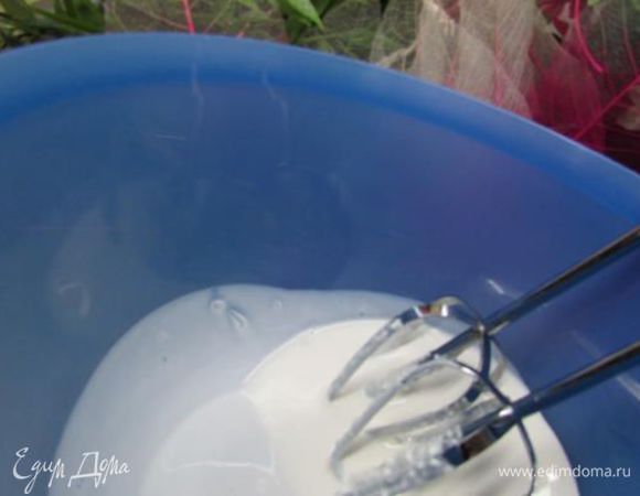 В отдельной миске взбейте сливки, пока они не увеличатся в объёме в 2 раза.