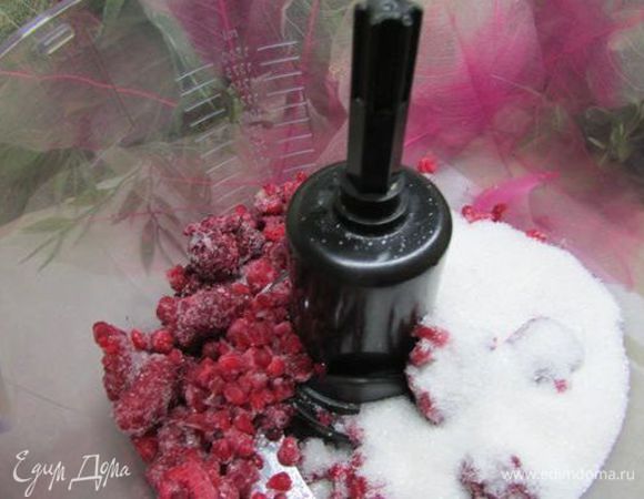 Для соуса взбейте блендером ягоды с сахаром и лимонным соком.