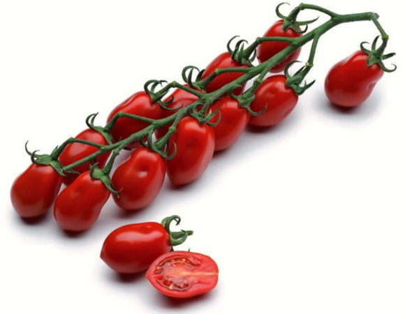 На самом деле, для этого рецепта лучше всего брать не томаты-черри (просто программа по ингредиентам выдавала только этот вариант названия), а другой вид маленьких помидорок, которые в Италии называются datterino... Как на фото! Они растут практически так же как помидорки черри, но имеют продолговатую форму, с более плотной мякотью и обладают чуть более сладковатым вкусом. Их так же можно отлично использовать для вяления и сушения томатов. За неимением помидорок datterino можно приготовить и с томатами черри.   