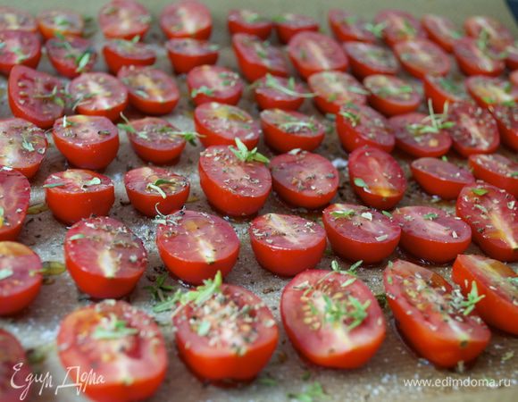 И, конечно, в этом рецепте все идет "на глаз"..., безо всяких пропорций. ))) Духовку разогреть до 100 С. Помидорки вымыть и разрезать пополам. Выложить на противень, застеленный пекарской бумагой. Посолить, поперчить, присыпать слегка сахаром (обязательно!), раскидать поверх помидорок листики тимьяна (можно присыпать немного сушеным орегано), сбрызнуть оливковым маслом, поставить в духовку.....и забыть о них на 3 часа! (кто-то добавляет еще измельченный чеснок, но у Луки их нет, и я тоже перестала добавлять последнее время. Вы можете попробовать оба варианта и после для себя решить, как Вам больше нравится). 