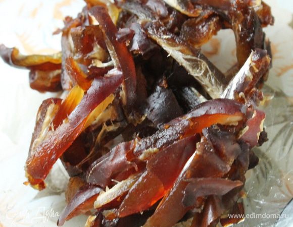 Финики очищаем от косточек и нарезаем соломкой.