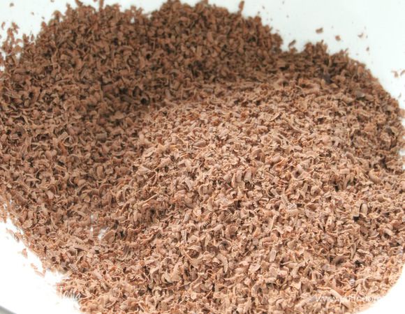 Шоколад натираем на терке.