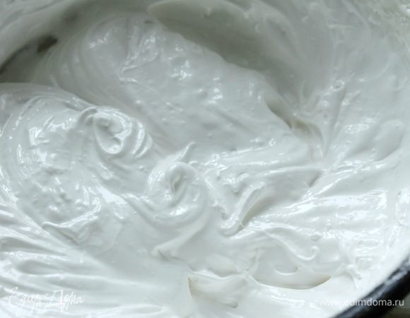 Белки взбиваем в течение 10 минут, постепенно добавляя к ним сахарную пудру.